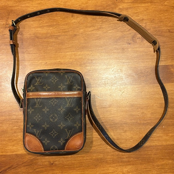 LOUIS VUITTON DANUBE 21 MONOGRAM CROSSBODY BAG DUST BAG & BOX GOLD HARDWARE 🤎🧡 - Picture 4 of 17